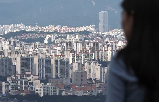 서울 남산에서 내려다 본 시내 아파트의 모습. 뉴스1