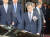 김명수 대법원장이 22일 오전 대법원에서 열린 퇴임식을 마치고 대법원을 나서고 있다. 연합뉴스
