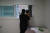 지난19일 서울 종로구 소아암 환자 쉼터 우체국마음이음 한사랑의집에서 백혈병을 앓는 아이와 엄마가 창문 밖을 바라보고 있다. 김현동 기자