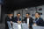 한국재료연구원 연구성과를 둘러보는 김해의생명산업진흥원 박성호 원장(왼쪽에서 두 번째)와 김해시 관계자, 연구성과를 설명하는 한국재료연구원 이정환 원장(오른쪽에서 첫 번째)