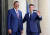 프랑스의 에마뉘엘 마크롱 대통령(오른쪽)이 올해 6월 아프리카 니제르의 모하메드 바줌 대통령을 엘리제궁에서 맞이하고 있다. AFP=연합뉴스