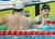 황선우(오른쪽)가 24일 항저우 아시안게임 남자 자유형 100m 결선 레이스를 마친 뒤 왕하오위와 축하 인사를 나누고 있다. 연합뉴스 