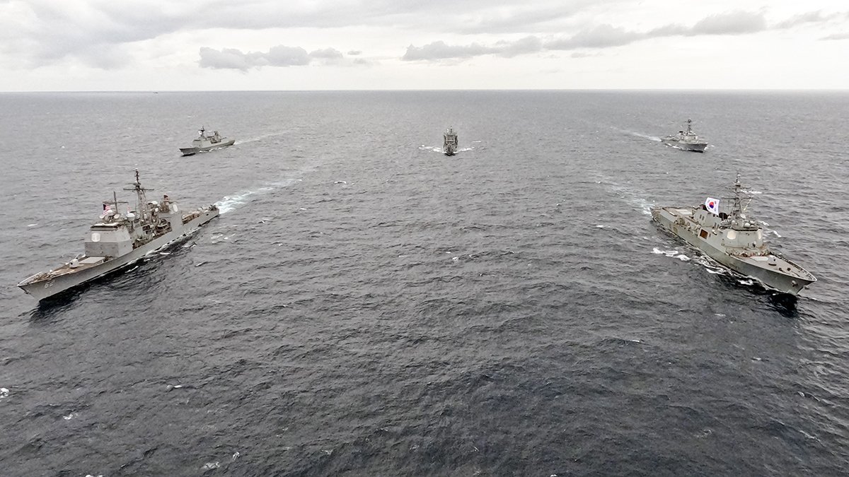 앞줄 왼쪽부터 미국 해군 로버트스몰스함, 한국 해군 율곡이이함. 뒷줄 왼쪽부터 한국 해군 대조영함, 천지함, 미국 해군 슈프함. 사진 해군