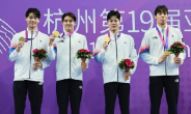 황선우와 형들 일 냈다…한국수영 ´황금세대´ 첫 단체전 금메달