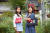 왕희재(왼쪽)·조유나 학생기자가 한국색동박물관에서 우리나라 전통 옷감 '색동'에 대해 알아봤다. 