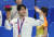 황선우가 24일 항저우 아시안게임 남자 자유형 100m 결선에서 동메달을 목에 건 뒤 환하게 웃으며 인사하고 있다. 뉴스1 