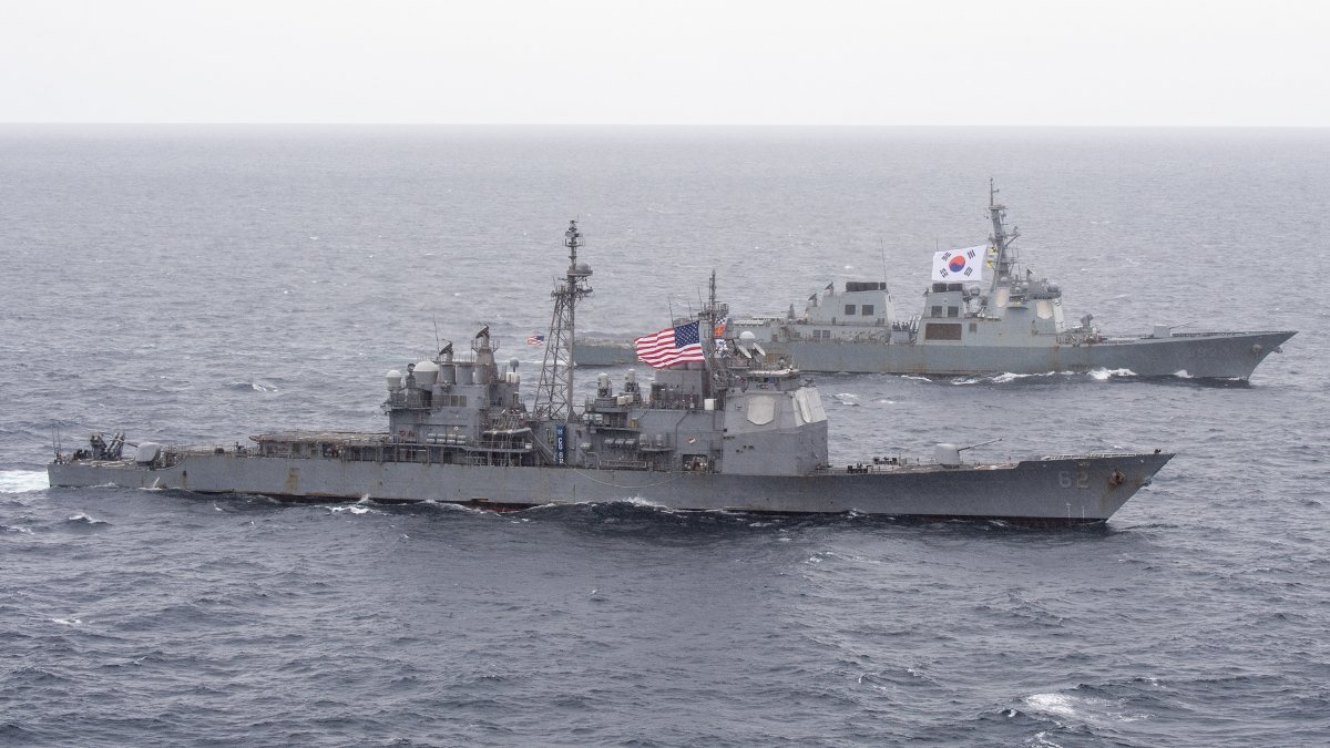 앞열부터 미국 해군 로버트스몰스함, 한국 해군 율곡이이함. 사진 해군