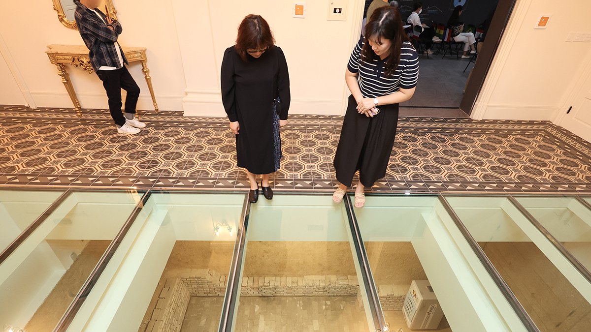 '돈덕전 개관 및 전시실 언론 공개회'에서 직원들이 지하에 마련된 전시공간을 소개하고 있다. 연합뉴스