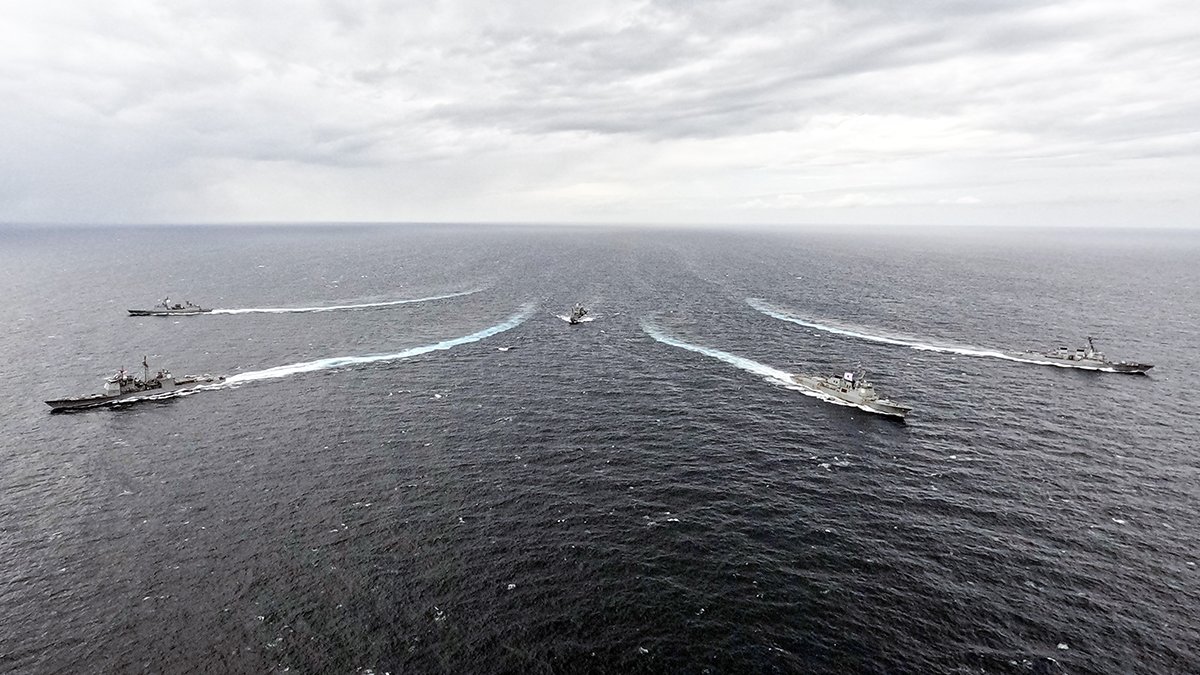 앞줄 왼쪽부터 미국 해군 로버트스몰스함, 한국 해군 율곡이이함. 뒷줄 왼쪽부터 한국 해군 대조영함, 천지함, 미국 해군 슈프함. 사진 해군