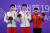 24일(현지시간) '2022 항저우 아시안 게임' 남자 개인혼영 200m 결승에서 우승한 중국의 수영 선수 왕순(중간)이 금메달을 들어 보이고 있다. 왼쪽에는 은메달을 든 중국의 친하이양 선수, 오른쪽에는 동메달을 거머쥔 일본의 세토 다이야 선수. 신화통신=연합뉴스