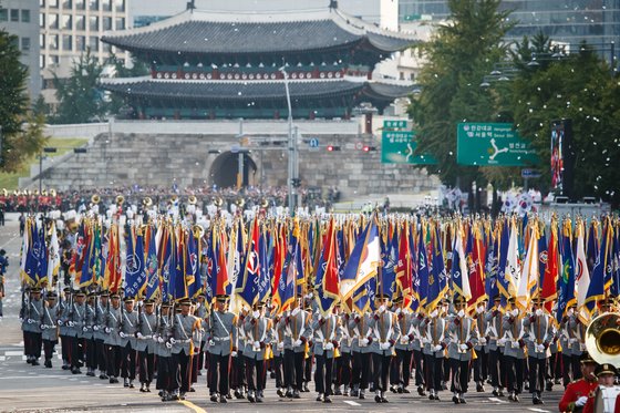 건군 제65주년을 맞아 10년만에 최대 규모의 국군의 날 행사가 벌어진 지난 2013년 10월 1일 오후 서울 숭례문에서 세종로까지 군장병들이 시가행진을 벌이고 있다. 뉴스1