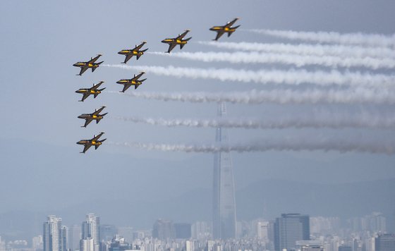 공군 특수비행팀 '블랙이글스'가 지난달 31일 오후 서울 상공에서 건군 제75주년 국군의날 축하비행 예행연습을 하고 있다. 뉴시스