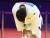 유도 남자 81kg급 결승에서 타지키스탄 선수에게 되치기 패를 당한 뒤 고개를 떨군 이준환. 지난 6월 허리 부상을 당한 그는 ‘진통제 투혼’을 발휘한 끝에 값진 은메달을 따냈다. [뉴스1]