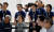 25일 중국 베이징 화웨이 매장에서 사람들이 화웨이 신제품 발표회 생중계를 지켜보고 있다. 로이터=연합뉴스