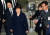 박근혜 전 대통령이 2017년 3월 30일 영장실질심사를 마친 뒤 서울 서초구 서울중앙지법을 나서고 있다. 중앙포토