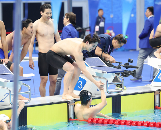 "한국 수영, 이제 아시아 2등이다"…혼계영 대표팀, 한국 新으로 값진 은메달