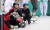 25일 중국 항저우 QT 롤러 스포츠 센터에서 열린 19회 항저우 아시안게임 스케이트보드 남자 파크 종목에서 스케이트보드 문강호가 휴식을 취하고 있다. 왼쪽은 같은 종목에 출전한 한재진 선수. 항저우(중국)=장진영 기자
