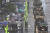 건군 75주년 국군의 날을 맞은 26일 오후, 서울 중구 세종대로에서 시민들이 군 전차와 장갑차 등의 시가행진을 지켜보고 있다. 이날 행진이 진행된 숭례문~광화문 구간 도로는 2시간여 동안 양방향 모두 통제됐다. 연합뉴스