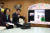 강진원 전남 강진군수(왼쪽부터 두 번째)가 지난 4월 6일 세 쌍둥이 출산한 김미나씨 부부와 축하 영상통화를 하고 있다. 사진 강진군