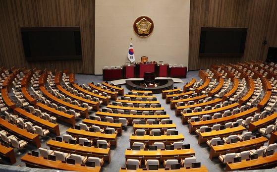 25일 서울 여의도 국회 본회의장이 텅 비어 있다.  이날 예정됐던 이균용 대법원장 후보자 임명동의 등의 표결을 위한 본회의는 이재명 더불어민주당 대표에 대한 체포동의안이 국회를 통과하며 생긴 민주당 내홍으로 무산됐다. 뉴스1