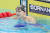 김우민이 26일 항저우 아시안게임 수영 남자 자유형 1500m 경기를 마친 뒤 '2위'를 의미하는 브이자를 그리고 있다. 뉴스1