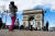 지난 3월 중국인 여행객이 프랑스 파리의 개선문 앞에서 기념 촬영을 하고 있다. 로이터=연합뉴스