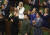 22일(현지시간) 캐나다를 방문한 볼로디미르 젤렌스키 우크라이나 대통령(첫째줄 가운데)과 저스틴 트뤼도(오른쪽) 총리와 함께 2차 세계대전 참전용사 야로슬로프 훈카(98)에게 찬사를 보내고 있다. AP=연합뉴스