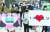 마스크 미착용에 대해 과태료를 부과하기 시작했던 2020년 11월 13일 오전 서울시 중구 서울시청역 인근에서 서울시 관계자들이 마스크 착용 캠페인을 벌이고 있다. 뉴스1