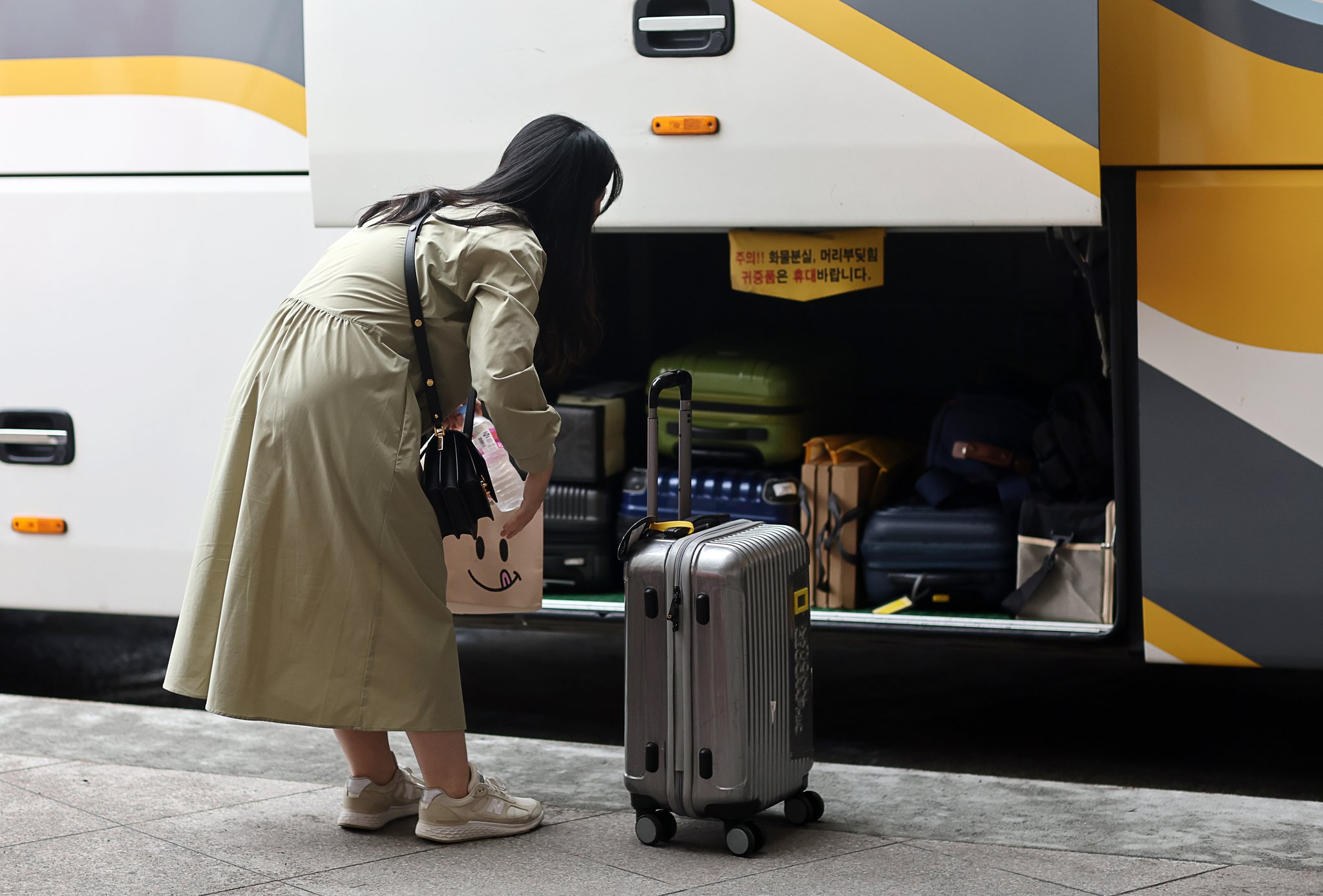 27일 서울 고속버스터미널에서 한 시민이 버스 트렁크에 짐 둘 곳을 찾고 있다. 연합뉴스