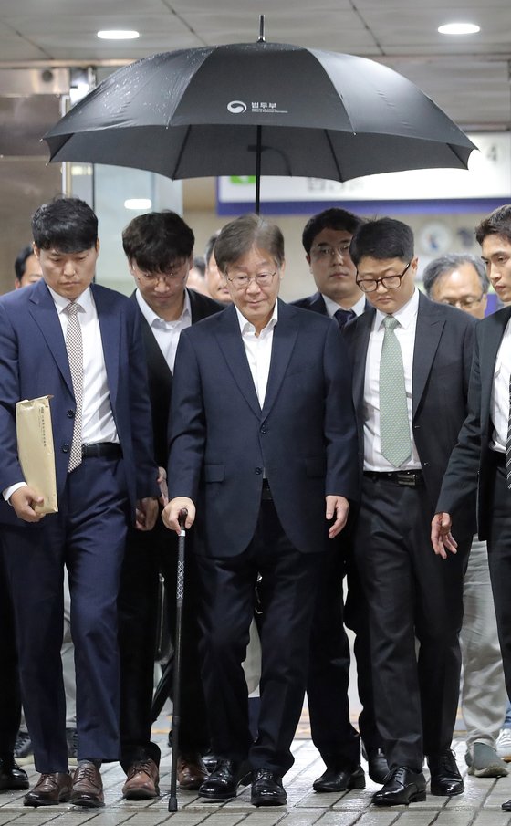 Seoul shares tumble to 5