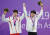 판잔러(왼쪽)가 27일 항저우 아시안게임 수영 남자 자유형 200ｍ 시상식에서 금메달을 딴 황선우의 오른팔을 들어 축하하고 있다. 연합뉴스 