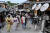2022년 10월 13일 여행객들이 일본 교토 관광지인 기요미즈데라 앞을 걷고 있다. AFP=연합뉴스