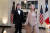 스티브 잡스의 아들인 리드 잡스(왼쪽), 스티브 잡스의 아내 로렌 파월 잡스가 2022년 미국 워싱턴 DC 백악관에서 열린 행사에 참석했다. 로이터=연합뉴스