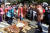 지난해 열린 인절미 축제에서 최원철 공주시장(오른쪽)이 떡메를 치고 있다. [사진 공주시]