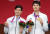 지난 25일 항저우 아시안게임 펜싱 남자 사브르 개인전에서 금메달을 차지한 오상욱(오른쪽)과 은메달을 딴 구본길. 연합뉴스 