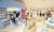 현대백화점의 반려동물 편집숍 ‘위펫’이 서울 영등포구 더현대서울 5층에 첫 매장을 열었다. 펫 의류와 가방 등 패션 상품부터 수제 간식, 유모차, 가구, 소품 등 반려동물 관련 상품을 갖췄다. 사진 현대백화점