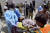 의료진과 자원봉사자가 29일 폭탄테러 희생자를 병원으로 옮기고 있다. AP=연합뉴스