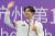 지난 28일 항저우 아시안게임 남자 자유형 800m에서 우승한 뒤 금메달을 목에 걸고 관중석에 인사하는 김우민. 연합뉴스 