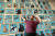 신세계백화점이 뉴욕 출신 아티스트 ‘벤 레노비츠’와 손잡고 반려동물 초상화를 그려주는 팝업스토어를 연다. 사진 신세계백화점