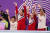 북한 안창옥(왼쪽 두 번째)과 김선향(왼쪽 세 번째)이 28일 중국 항저우 황롱스포츠센터 체육관에서 열린 2022 항저우 아시안게임 기계체조 여자 개인종목별 결승 경기에서 도마 금메달과 은메달을 확정 지은 후 관중들을 향해 손을 흔들고 있다. 뉴스1