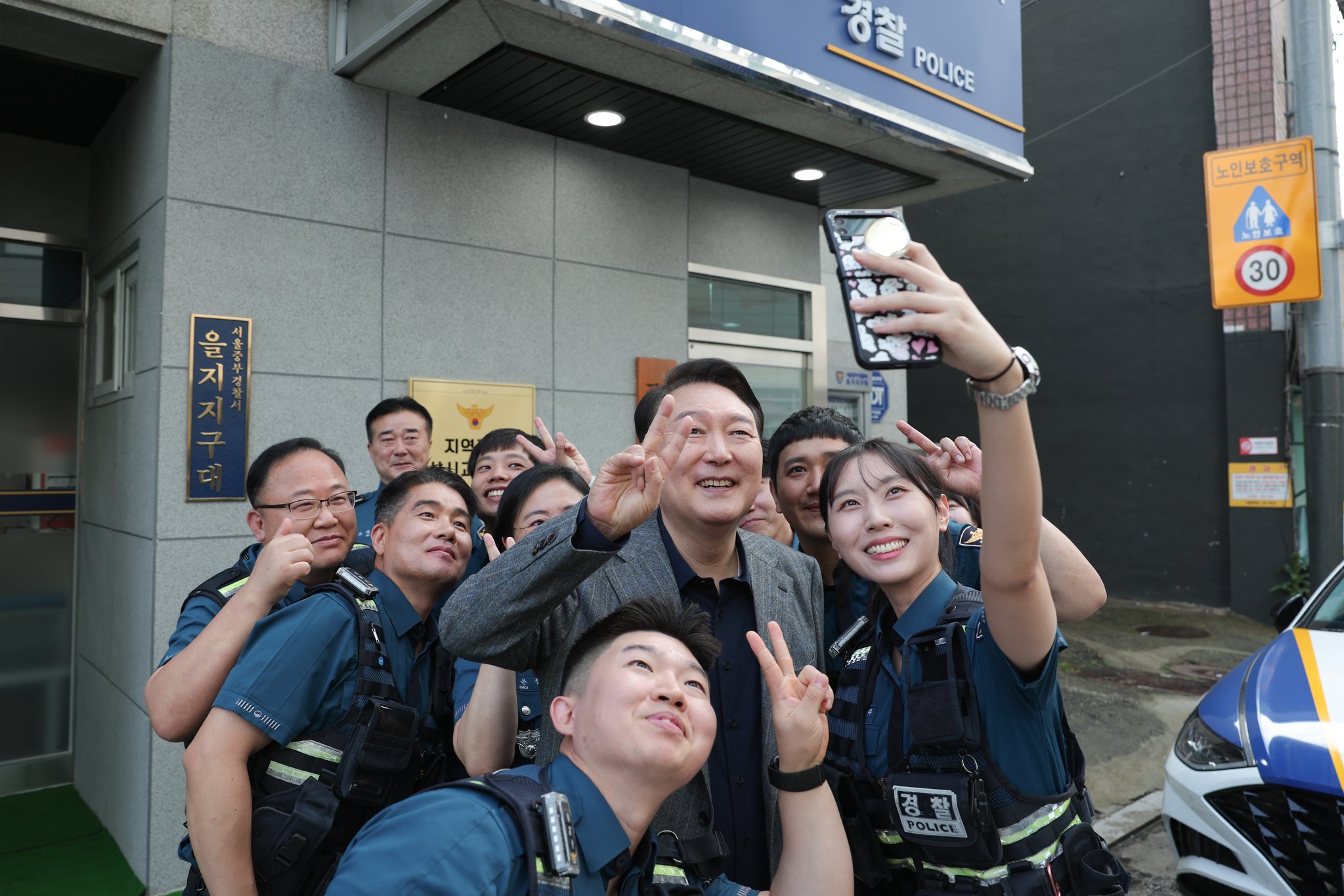 윤석열 대통령이 추석 연휴인 30일 서울 중구 서울중부경찰서 을지지구대를 찾아 현장 경찰관들을 격려한 뒤 기념사진을 찍고 있다. 사진 대통령실