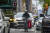 뉴욕 맨해튼의 혼잡한 거리에서 자전거로 음식을 배달하고 있다. 뉴욕시는 음식 배달원의 최저시급을 18달러로 책정하는 정책을 공표했다. AP=연합뉴스