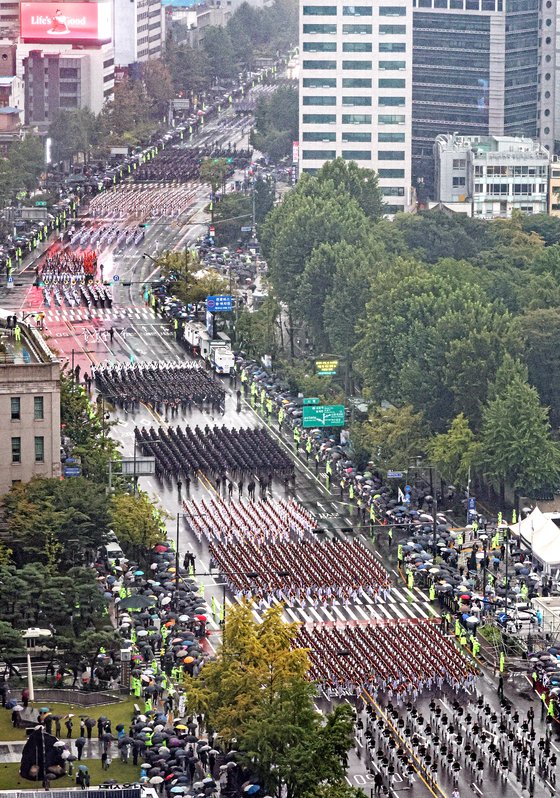 건군 75주년 국군의 날 기념행사가 26일 오후 서울 중구 세종대로 일대에서 진행되는 가운데 군장병 및 장비들이 시가행진을 벌이고 있다. 사진공동취재단