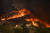 지난해 9월 미국 캘리포니아주에서 발생한 산불이 주택가 인근으로 번지는 모습. 브레이크스루 연구소에 따르면 기후 변화로 미국 캘리포니아주에서 극심한 산불 발생 위험이 25% 증가했다. AFP=연합뉴스