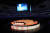 중국 중추절인 29일 항저우 e스포츠 센터에서 열린 리그 오브 레전드(LoL) 결승 앞두고 경기장이 월병 모양으로 빛나고 있다. 연합뉴스