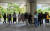 지난달 11일 서울 서초동 서울중앙지법 서관 앞에서 창원간첩단(자통)의 공판기일 변경 사실을 알게 된 지지자들이 단체사진을 찍으러 이동하고 있다. 김정민 기자