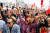 폴란드인들이 지난 1일 수도 바르샤바 중심부에 모여 반정부 시위를 하고 있다. 오는 15일 총선을 앞두고 제1야당 시민강령당(PO)이 100만명이 참여하는 집회를 추진했다. AFP=연합뉴스