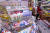 서울 한 마트에서 소비자가 가공식품을 둘러보고 있다. 뉴스1