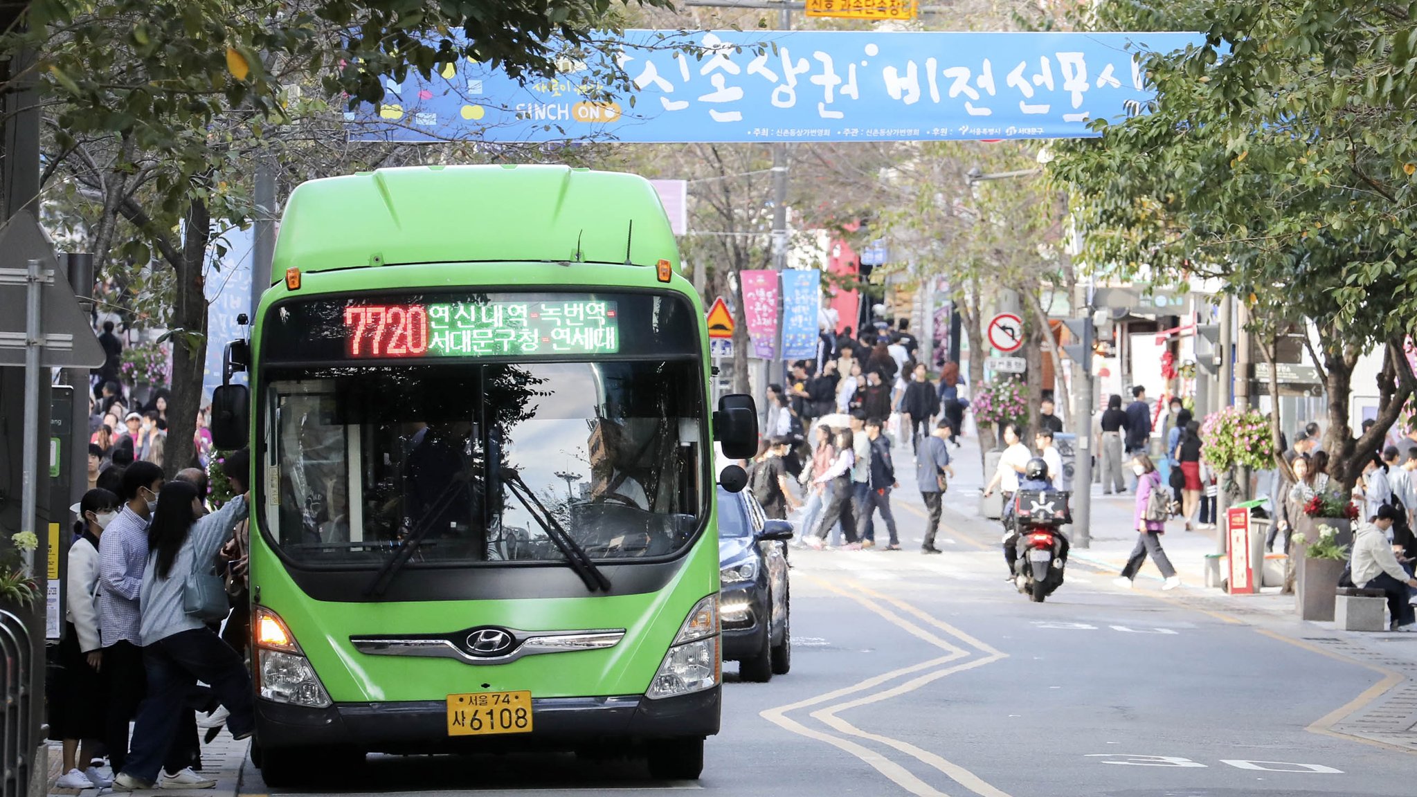  2일 오후 서울 서대문구 연세로에서 시민들이 버스에 탑승아고 있다. 뉴시스
