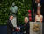 스웨덴 출신 유전학자 스반테 페보(왼쪽) 막스플랑크 진화인류학연구소장이 지난해 12월 10일 스웨덴 스톡홀름 콘서트홀에서 열린 노벨상 시상식에서 칼 구스타프 스웨덴 국왕으로부터 2022년 노벨 생리의학상을 수상하고 있다.[AFP=연합뉴스] 